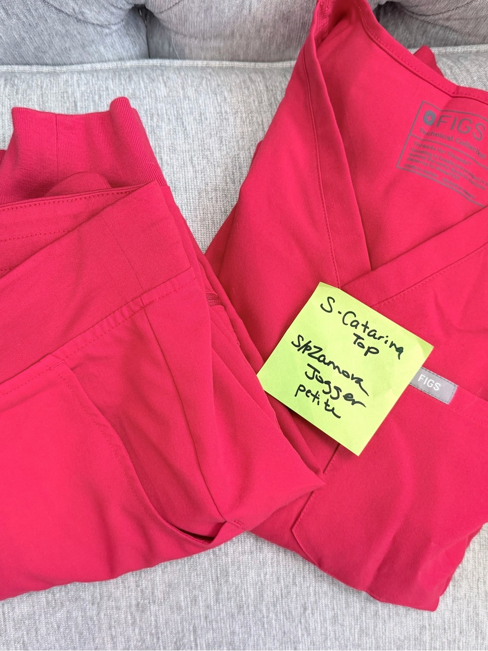 Figs winning red Catarina top S, Zamora Jogger SP